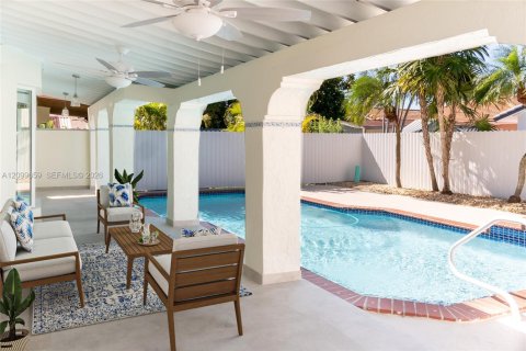 House in Miami, Florida 4 bedrooms, 192.12 sq.m. № 2401288 - photo 7