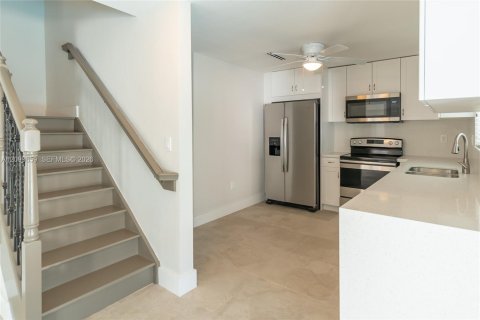 House in Miami, Florida 4 bedrooms, 192.12 sq.m. № 2401288 - photo 13