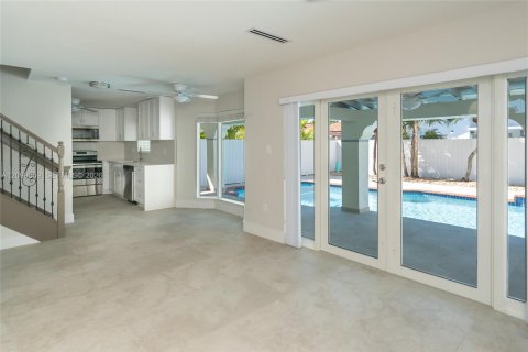 House in Miami, Florida 4 bedrooms, 192.12 sq.m. № 2401288 - photo 6
