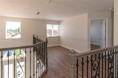 House in Miami, Florida 4 bedrooms, 192.12 sq.m. № 2401288 - photo 15