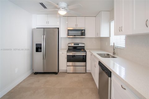 House in Miami, Florida 4 bedrooms, 192.12 sq.m. № 2401288 - photo 12
