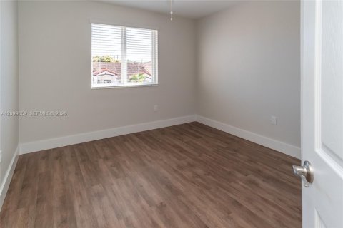 House in Miami, Florida 4 bedrooms, 192.12 sq.m. № 2401288 - photo 16