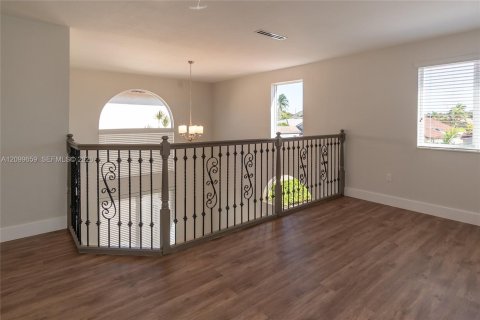 House in Miami, Florida 4 bedrooms, 192.12 sq.m. № 2401288 - photo 14