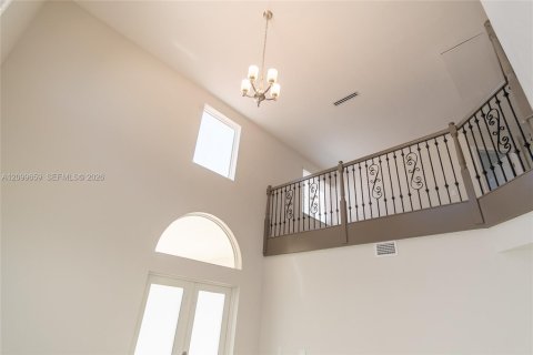 House in Miami, Florida 4 bedrooms, 192.12 sq.m. № 2401288 - photo 4