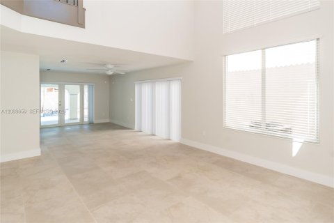 House in Miami, Florida 4 bedrooms, 192.12 sq.m. № 2401288 - photo 3