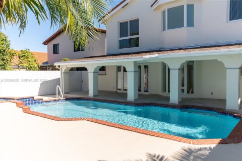 House in Miami, Florida 4 bedrooms, 192.12 sq.m. № 2401288 - photo 28
