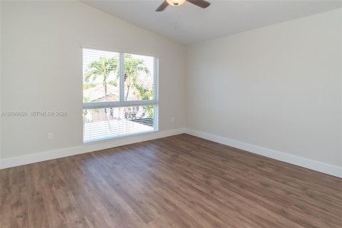House in Miami, Florida 4 bedrooms, 192.12 sq.m. № 2401288 - photo 22
