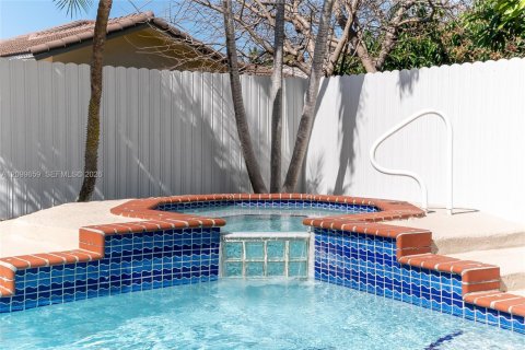 House in Miami, Florida 4 bedrooms, 192.12 sq.m. № 2401288 - photo 10