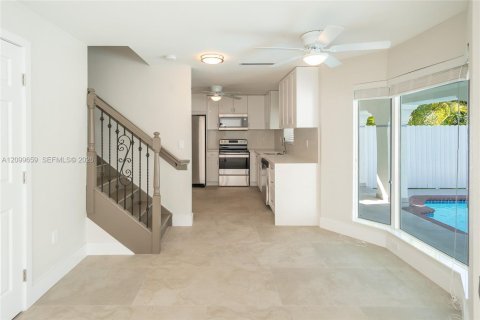 House in Miami, Florida 4 bedrooms, 192.12 sq.m. № 2401288 - photo 11