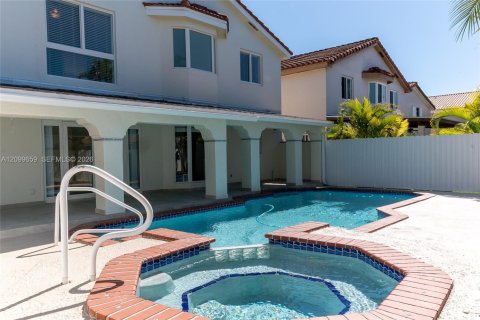 House in Miami, Florida 4 bedrooms, 192.12 sq.m. № 2401288 - photo 9