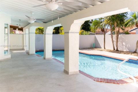 House in Miami, Florida 4 bedrooms, 192.12 sq.m. № 2401288 - photo 8