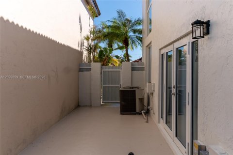 House in Miami, Florida 4 bedrooms, 192.12 sq.m. № 2401288 - photo 27