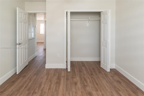 House in Miami, Florida 4 bedrooms, 192.12 sq.m. № 2401288 - photo 19