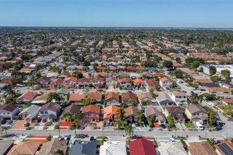 House in Miami, Florida 4 bedrooms, 192.12 sq.m. № 2401288 - photo 30