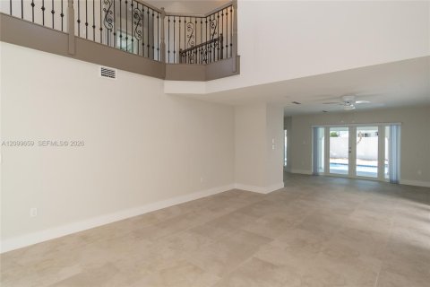 House in Miami, Florida 4 bedrooms, 192.12 sq.m. № 2401288 - photo 5