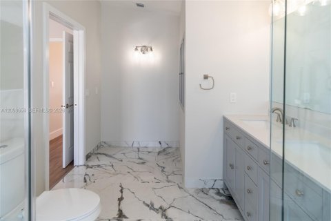 House in Miami, Florida 4 bedrooms, 192.12 sq.m. № 2401288 - photo 25