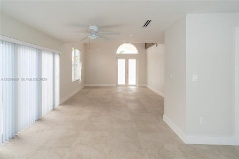 House in Miami, Florida 4 bedrooms, 192.12 sq.m. № 2401288 - photo 26