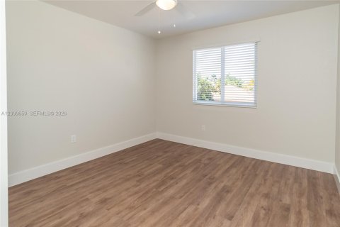 House in Miami, Florida 4 bedrooms, 192.12 sq.m. № 2401288 - photo 18