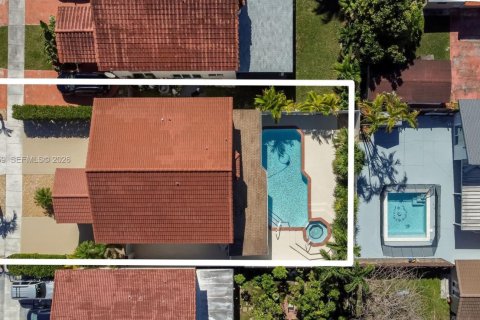 House in Miami, Florida 4 bedrooms, 192.12 sq.m. № 2401288 - photo 29