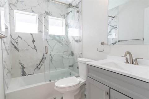 House in Miami, Florida 4 bedrooms, 192.12 sq.m. № 2401288 - photo 17