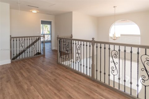 House in Miami, Florida 4 bedrooms, 192.12 sq.m. № 2401288 - photo 20