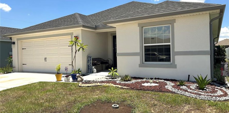 House in Haines City, Florida 4 bedrooms, 184.88 sq.m. № 2149135