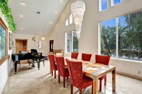 Купить виллу или дом в Корал-Спрингс, Флорида 12 комнат, 401.62м2, № 1896555 - фото 15