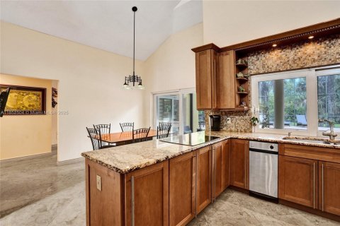 Купить виллу или дом в Корал-Спрингс, Флорида 12 комнат, 401.62м2, № 1896555 - фото 26