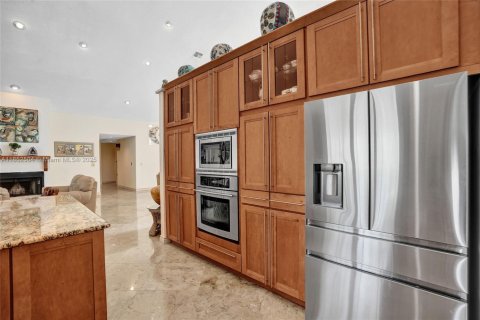 Купить виллу или дом в Корал-Спрингс, Флорида 12 комнат, 401.62м2, № 1896555 - фото 29