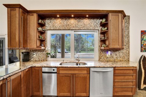 Купить виллу или дом в Корал-Спрингс, Флорида 12 комнат, 401.62м2, № 1896555 - фото 25