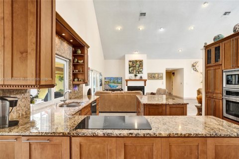 Купить виллу или дом в Корал-Спрингс, Флорида 12 комнат, 401.62м2, № 1896555 - фото 28