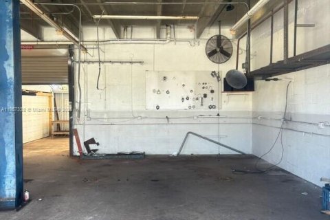 Propiedad comercial en venta en Oakland Park, Florida № 1881668 - foto 11