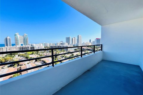 Studio in the Condo in Hallandale Beach, Florida  № 2043305 - photo 5