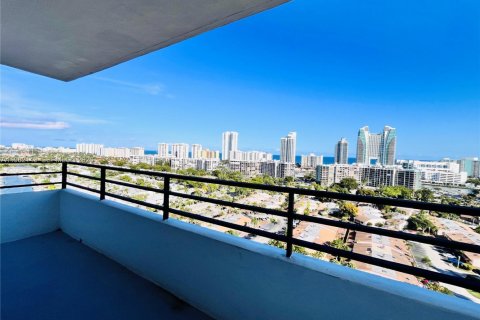 Studio in the Condo in Hallandale Beach, Florida  № 2043305 - photo 4