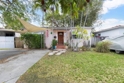 House in Miami, Florida 2 bedrooms, 81.29 sq.m. № 2044058
