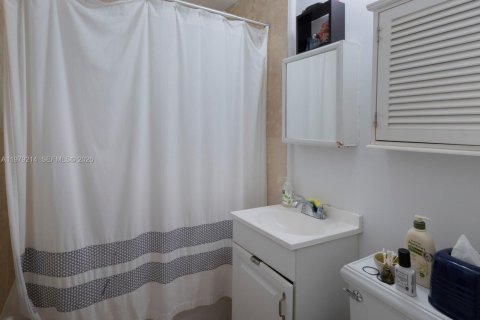 House in Miami, Florida 2 bedrooms, 81.29 sq.m. № 2044058 - photo 13