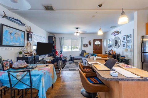 House in Miami, Florida 2 bedrooms, 81.29 sq.m. № 2044058 - photo 10