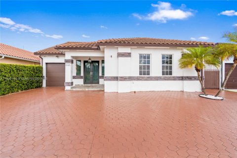 Casa en venta en Miami Lakes, Florida, 4 dormitorios, 201.32 m2 № 1976984 - foto 2