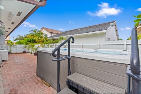 Casa en venta en Miami Lakes, Florida, 4 dormitorios, 201.32 m2 № 1976984 - foto 13
