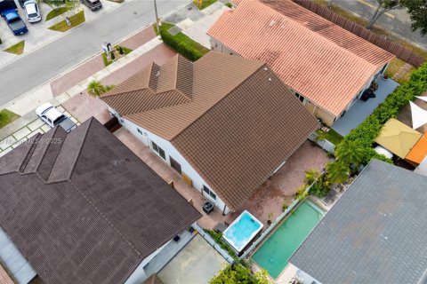 Casa en venta en Miami Lakes, Florida, 4 dormitorios, 201.32 m2 № 1976984 - foto 27