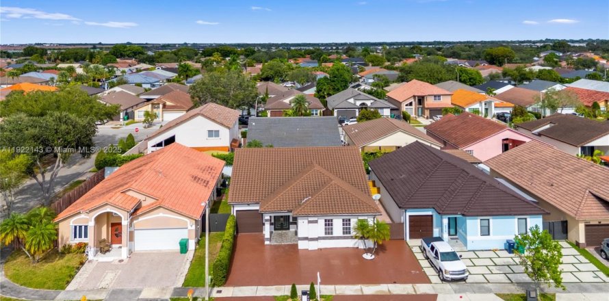 Casa en Miami Lakes, Florida 4 dormitorios, 201.32 m2 № 1976984