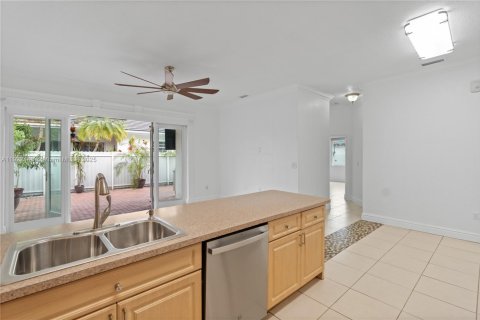 Casa en venta en Miami Lakes, Florida, 4 dormitorios, 201.32 m2 № 1976984 - foto 7