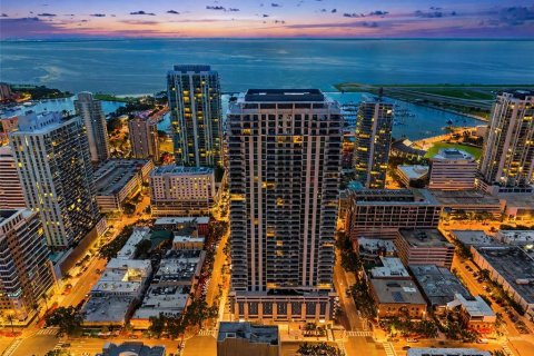 Condominio en Saint Petersburg, Florida, 2 dormitorios  № 2298178