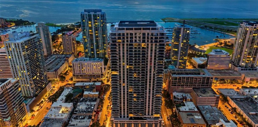 Condominio en Saint Petersburg, Florida, 2 dormitorios  № 2298178