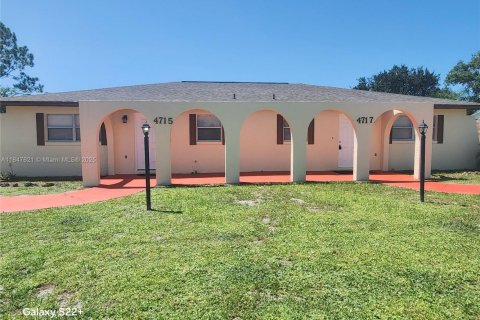 Propiedad comercial en venta en Sebring, Florida, 176.89 m2 № 1847736 - foto 1