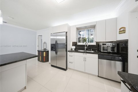 Villa ou maison à louer à North Miami Beach, Floride: 3 chambres, 99.78 m2 № 1984173 - photo 9