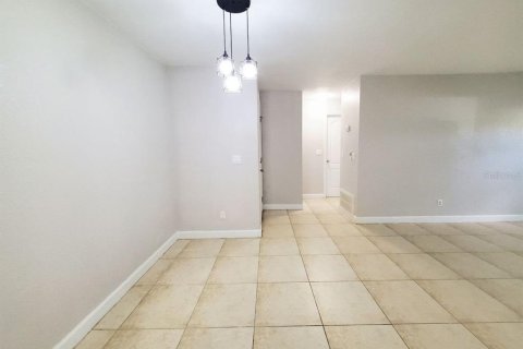 Condo in Brandon, Florida, 2 bedrooms  № 2396904 - photo 7