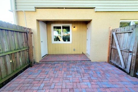 Condo in Brandon, Florida, 2 bedrooms  № 2396904 - photo 20