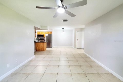 Condo in Brandon, Florida, 2 bedrooms  № 2396904 - photo 3