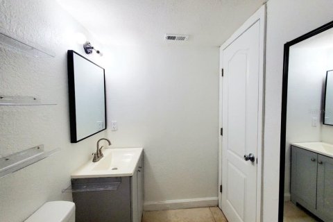 Condo in Brandon, Florida, 2 bedrooms  № 2396904 - photo 17